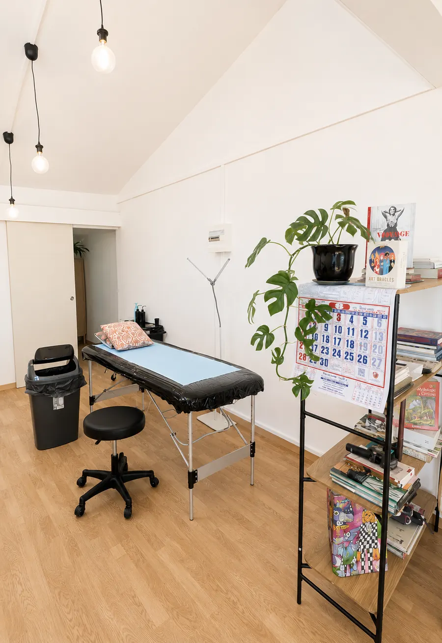 Le poste de travail préparé pour un guest, au studio Viva La Vida