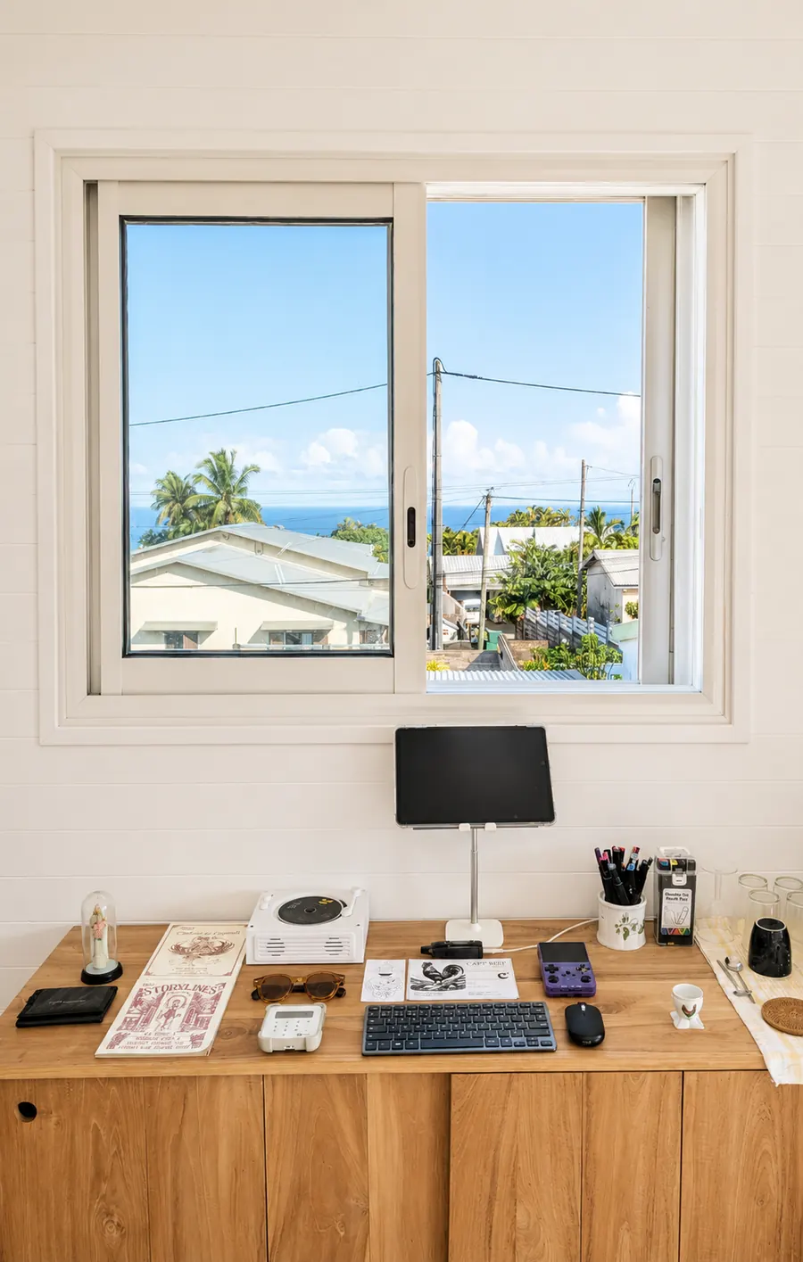 Vue depuis le studio sur les toits de Saint-Joseph et l'océan