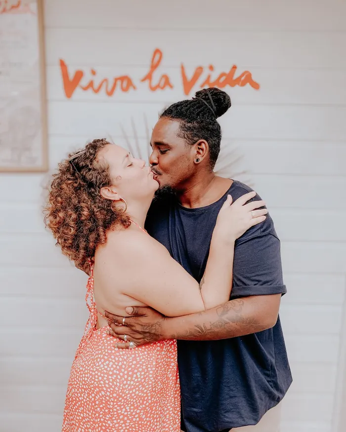 Patrice et Olivia devant la façade du studio Viva La Vida