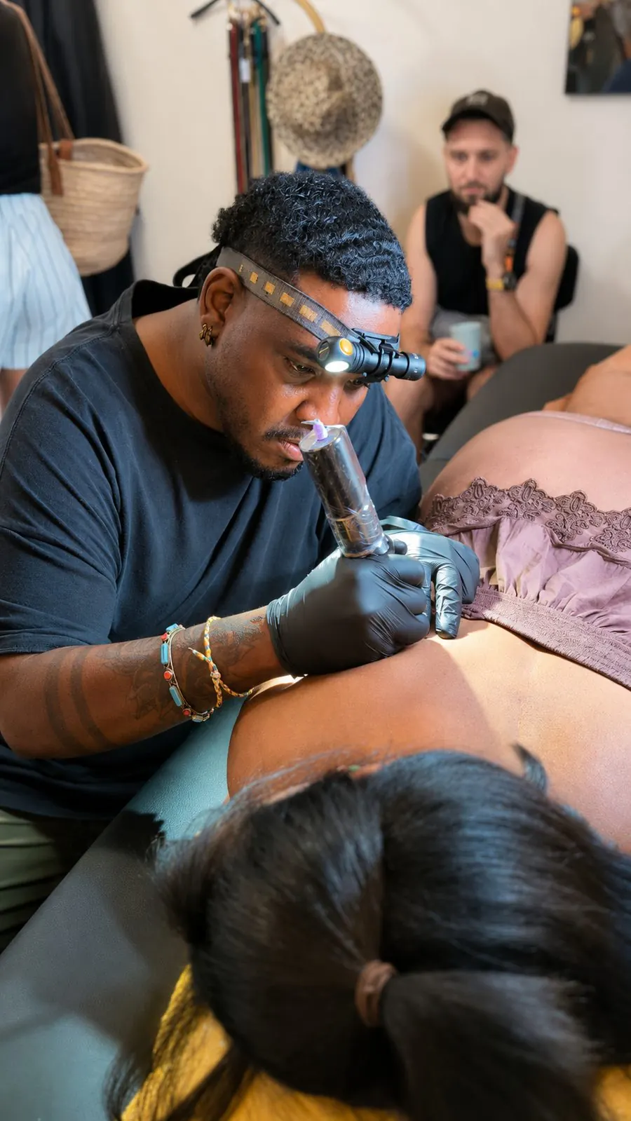 Patrice Olivier Acardy en train de tatouer au studio Viva La Vida